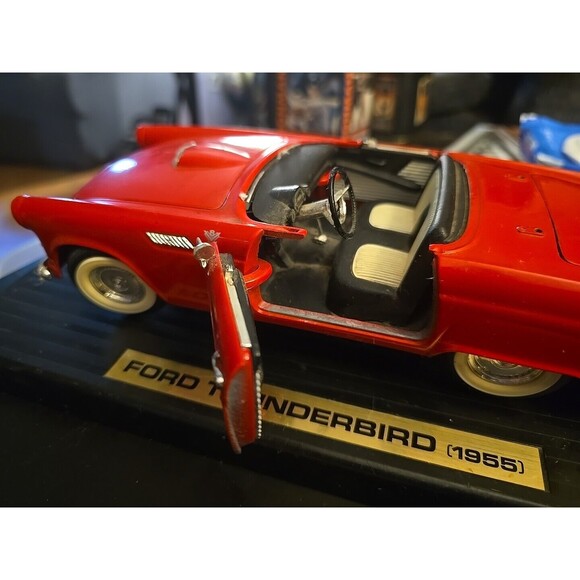 1:18 Road Tough Collection 1955 Ford Thunderbird Red - Picture 3 of 5